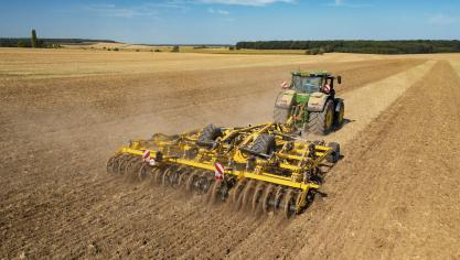 Le Fenix Fo « Profi » se présente sous quatre modèles (4, 5,20, 6,70 et 7,90 m de largeur  de travail), pour une action jusqu’à 35 cm de profondeur.