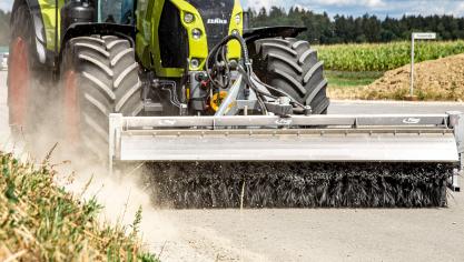 La KEH 700 est disponible en largeur de travail  de 2,30 m, 2,80 m et 3,30 m.