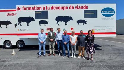 Devant l’unité mobile de formation à la découpe de viande: les réprésentants du consortium d’entreprises alimentaires prenant part au projet Walmeat2U (ici, Lovenfosse et GHL group), ainsi que ceux d’Alimento, du centre de compétences Epicuris et du pôle de compétitivité agroalimentaireWagralim.
