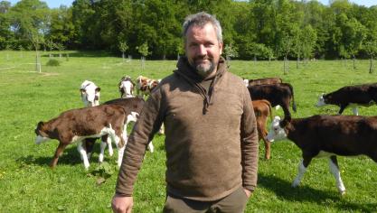 Sébastien Demoitié travaille seul sur l’exploitation familiale reprise en 2006. Il élève 200 vaches laitières en bio sur 140 ha, dont 60 de prairies permanentes.