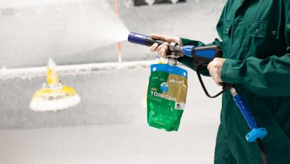 L’Hybag (Schippers France) se compose d’une lance à mousse permettant d’accueillir  des poches souples de détergent ou désinfectant et desdites poches. Le tout doit  permettre à l’éleveur de gagner en ergonomie et sécurité, notamment.