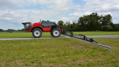 Le Leeb VT, à voie variable hydraulique (1,80 à 2,40 m),  sera disponible en deux capacités : 5.000 et 6.000 l.