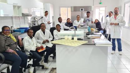 Laurent Demeffe, technicien fromager de l’Espasc, au travail  avec l’équipe du département R&D de Socolait, à Antsirabe.