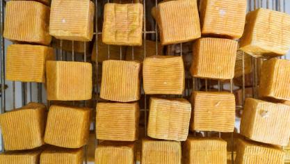 Les fromages sont affinés dans des caves dont l’humidité et la température sont constantes.
