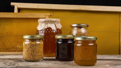 Le compromis politique prévoit notamment qu’en cas de mélange, les pays d’origine des miels soient indiqués sur l’étiquette, dans le même champ de vision que le nom du produit, par ordre décroissant en fonction de la proportion qu’ils représentent.