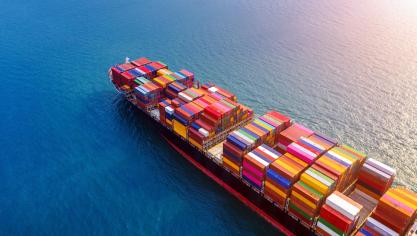 vue-aerienne-du-cargo-porte-conteneurs-mer