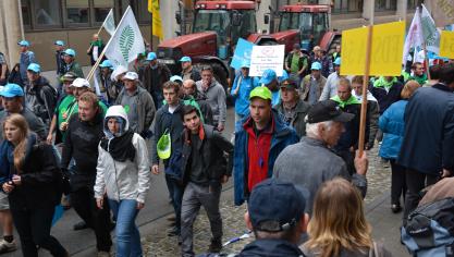 Plus d’une centaine d’agriculteurs de la Coordination Rurale (CR) se sont rassemblés place du Luxembourg, soutenus et accompagnés par certains de leurs homologues néerlandais et italiens.