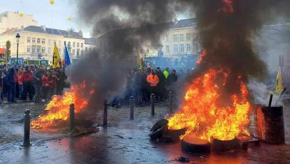 Les protestataires ont allumé plusieurs foyers sur la place du Luxembourg, où une statue du monument à John Cockerill a été démontée en face du Parlement européen.