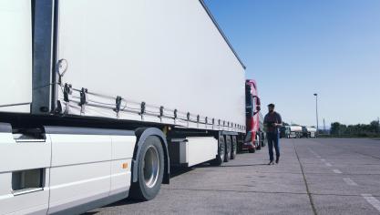 «Les camions peuvent rentrer, mais tant qu’ils transportent des denrées alimentaires, ils ne peuvent pas sortir», explique un agriculteur.