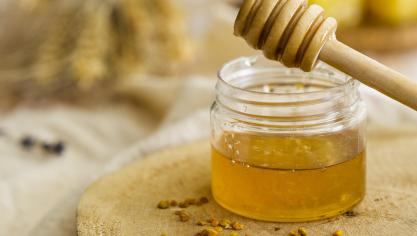 Le compromis politique prévoit, en cas de mélange, une indication obligatoire des pays d’origine des miels sur l’étiquette, dans le même champ de vision que le nom du produit, par ordre décroissant en fonction de la proportion qu’ils représentent.