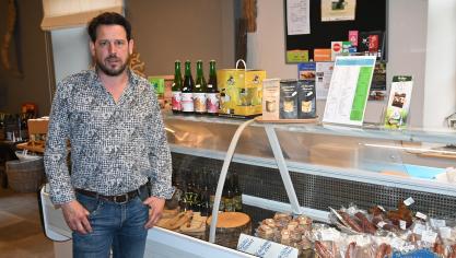 Le magasin a la ferme d’Olivier Houard a plus de succès auprès des touristes que des gens du village !