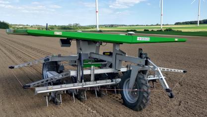 Le robot Farmdroïd embarque  quatre panneaux solaires, dont trois rechargent sa batterie lui permettant d’assurer un travail de nuit.