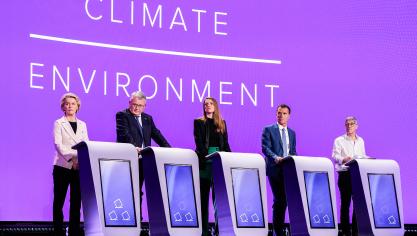 Les cinq candidats à la présidence de la commission. De gauche à droite :  Ursula von der Leyen, Nicolas Schmit, Terry Reintke, Sandro Gozi et  Walter Baier.