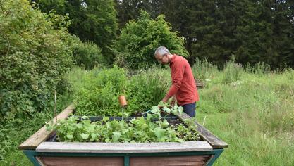 La philosophie de «Vert Pomme» consiste à mettre  des parcelles  gracieusement à disposition du public à l’année, afin de permettre à ceux qui n’ont pas de jardin de travailler un potager et de repartir  avec leurs propres légumes.