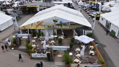La terrasse du chapiteau accueillera les visiteurs toute la journée, autour d’une bière artisanale bio, d’une quinzaine de vins wallons au verre et d’une offre de restauration 100% bio.