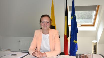 « Au sortir de mes humanités, je me suis naturellement dirigée vers des études de bioingénieure à Gembloux parce que j’avais envie d’aborder l’agriculture à travers le prisme universitaire » justifie la ministre Dalcq en évoquant son parcours  de formation.