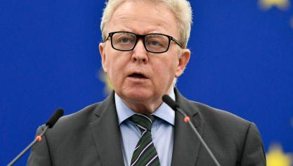 Face aux critiques du secteur agricole qui ont émaillé son mandat et à son manque de poids politique au sein du collège en raison de son appartenance au parti des conservateurs eurosceptiques, le Polonais souhaite avant tout défendre ses accomplissements.