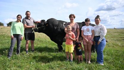 La bête partira bientôt au centre d’insémination. Elle a été achetée à la famille le jour du concours.
