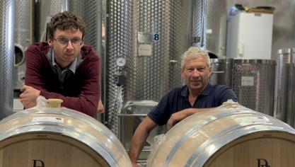 Adrien a repris l’exploitation de son père Marc Degrave.Et même s’il est aujourd’hui pensionné, ce dernier continue de l’aider dans les vignes.