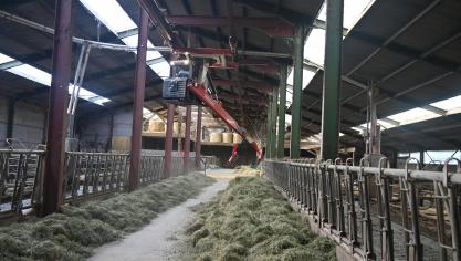 La griffe prend le foin et passe dans l’étable. Les analyses effectuées dans la ferme ont prouvé qu’il s’agit de fourrage de très bonne qualité, riches en énergie et digestibles pour les bêtes.