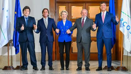Ursula von der Leyen entourée, de gauche à droite, de Javier Milei (Argentine), Luis Alberto Lacalle Pou (Uruguay), Lula da Silva (Brésil) et Santiago Pena (Paraguay).