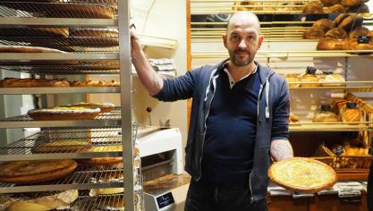 Sébastien Papeleux et sa désormais célèbre tarte au sucre blanc qui a remporté un Coq de cristal en 2023.