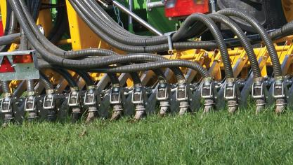 Pour optimiser l’efficacité de l’engrais de ferme, il est recommandé d’apporter deux petites quantités en sortie d’hiver et au début du printemps.