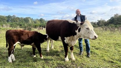Avec « Ernest », Wiebe espère pouvoir vendre à terme 10 bovins par an, soit environ un par mois.