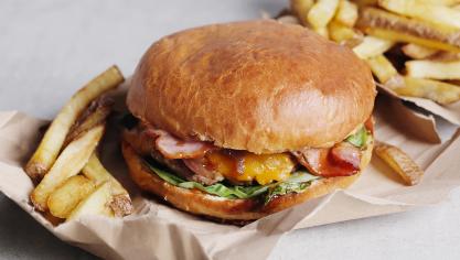 Dans les chaînes de fast-foods, les améliorations depuis la première étude sont limitées. Bien qu