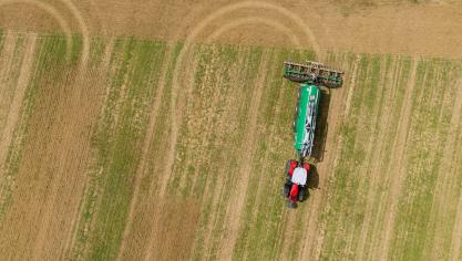 Grâce à MF AutoTurn, le tracteur gère  les demi-tours, sans intervention  du conducteur.