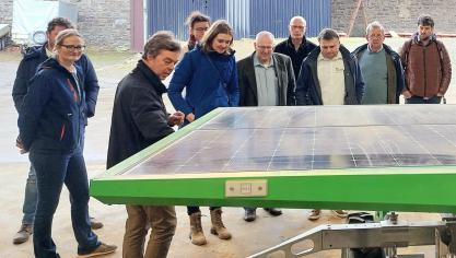 La visite de la Ferme de la Tour à Saint-Marc a voulu démontrer à la minsistre régionale de l’Agriculture (au centre)  les capacités d’innovations techniques et commerciales de l’agriculture biologique.
