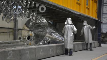 Au cours de la galvanisation, les pièces sont plongées dans un bain de zinc  dont la température culmine à 450°C.