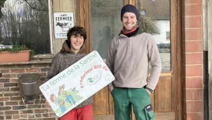 Valentine Jacquemart et Thomas Huyberechts devant la fromagerie de la ferme de la Sarthe.