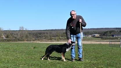 Jean-Luc Censier avec Noï. Ila eu ce Border Collie a un an, alors que personne ne voulait de lui. Finalement,grâce à un dressage approprié, il est à présent capable de travailler avec des vaches et des moutons.