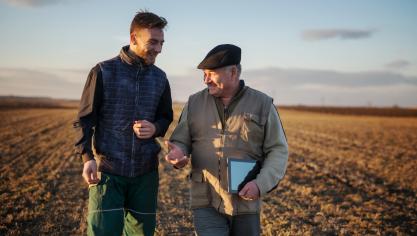 Certains agriculteurs proposent  une transmission progressive via  le parrainage où le cédant accompagne le repreneur pendant plusieurs années.
