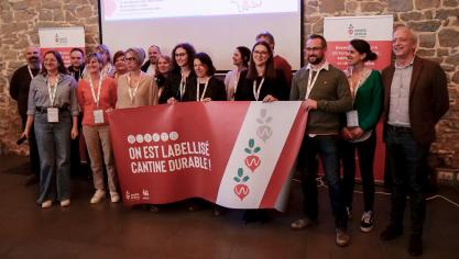 Le label « Cantines Durables », est une reconnaissance de tous les efforts réalisés  au quotidien par les cantines pour adopter des pratiques alimentaires durables.