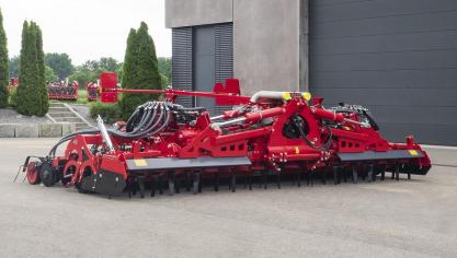 La herse rotative Kredo, ici sur  le combiné Versa 6SL, se décline  en largeurs de travail de 3 à 6 m.