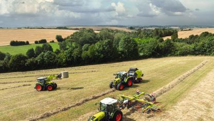 Les nouveaux tracteurs Claas Axos Série 3 sont déclinées en quatre modèles et répondent à un profil d’exigences variées comme la faible hauteur, le petit gabarit ou encore la bonne maniablité et la charge utile élevée.