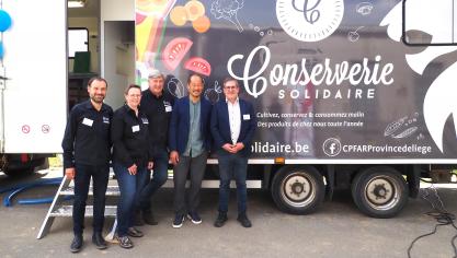 L’anniversaire de la conserverie mobile a été célébré par de nombreux producteurs, les formateurs du Cpfar, le chef étoilé Sang Hoon Degeimbre et le député provincial à l’Agriculture, André Denis.