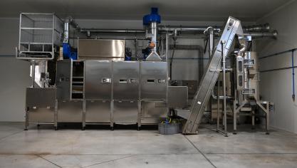 La torréfaction consiste à chauffer les noisettes, entre 150 et 170°C, dans le bout de développer les arômes et faciliter l’épluchage de l’amer pellicule brune.