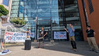 Les différentes parties ont pris la parole devant le siège du BEP et des messages ont été écrits au sol à la craie.