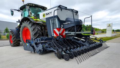Disponible avec une, deux ou trois trémies, le semoir permet de gérer simultanément la fertilisation, le semis de plantes compagnes et le semis de mélanges variétaux complexes.