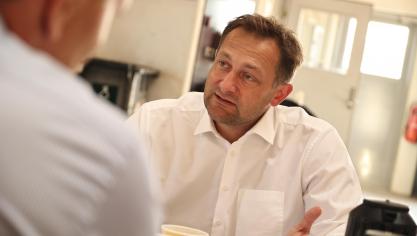 Le commissaire a tenté de rassurer, affirmant qu’il n’y aura pas moins d’argent disponible, mais davantage de responsabilités pour  les États membres.