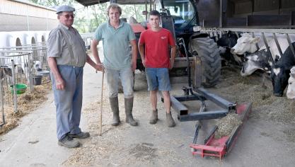 Au fil de ses passages à la ferme, Jonas Audoor (à droite) remarque la difficulté qu’a Georges Eeman (à gauche) à avancer, à la main avec une pelle, le fourrage des vaches. C’est là que lui vient l’idée de fabriquer un «repousse-crèche».