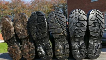 Les bottes sales (à gauche) doivent être nettoyées à l