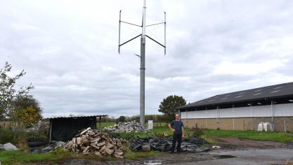 Autour et au sein de la ferme de Pierre Dubois, les signes de transition se multiplient : éolienne, panneaux photovoltaïques sur un hangar, pompe à chaleur géothermique pour la maison, prairies extensives entretenues avec soin.