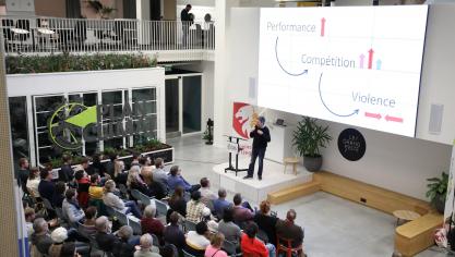 Le « Plan Climat », fondé sur la coopération et l’implication des acteurs de terrain, vise à réduire les émissions de CO2, renforcer la résilience territoriale et ancrer la transition dans les pratiques locales.