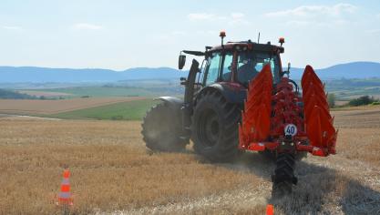 Doté de l’avant-train GoDrive et  de la roue Work and Roll, la Master M, charrue portée, se comporte comme  un outil semi-porté au transport.