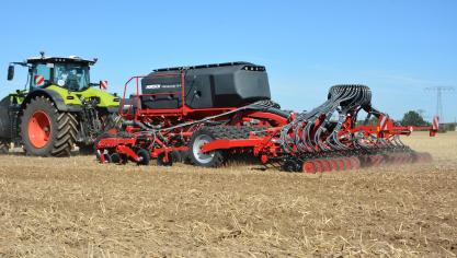 Le Focus (ici 6.30 TD F) embarque  une trémie d’une capacité de 5.000 l, pouvant être complétée, en option,  par le MiniDril (400 l).