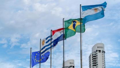 L'annonce du vote a été accueillie par des acclamations devant le Parlement européen, où des agriculteurs européens manifestent depuis mardi.